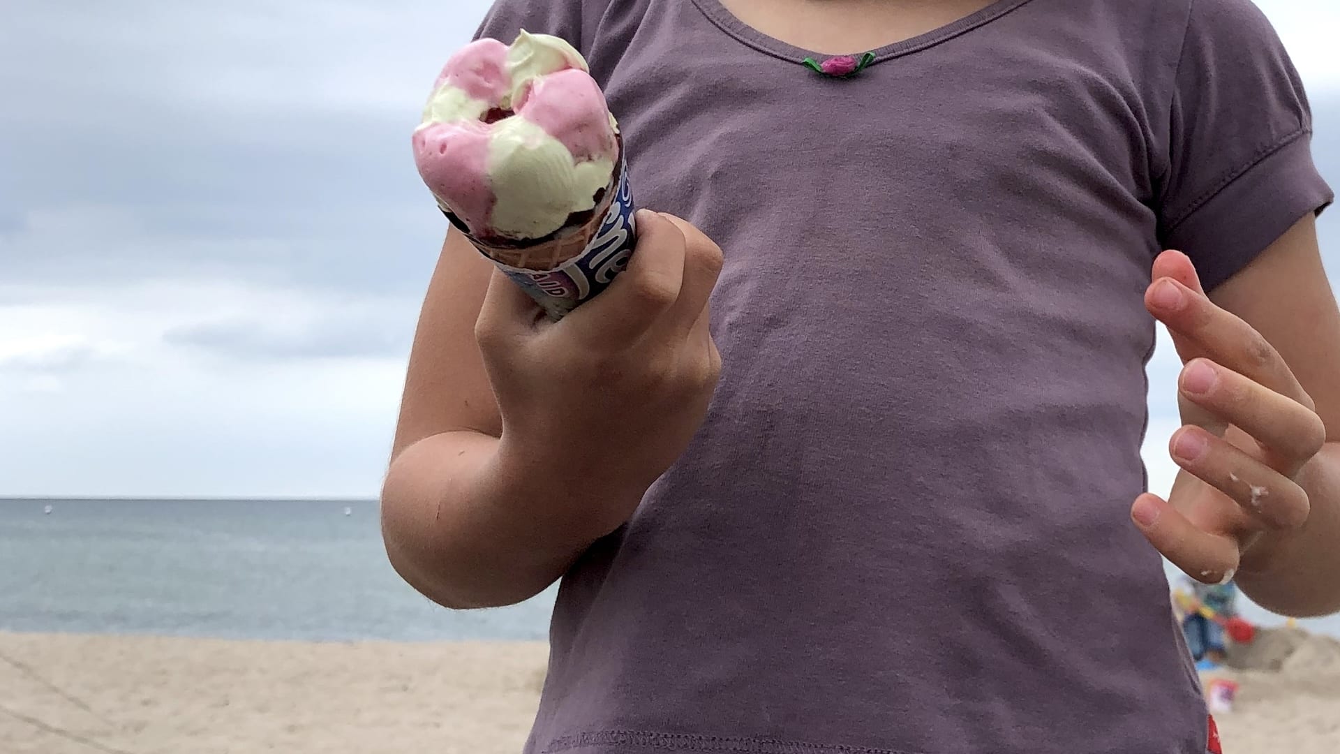 Eis schlecken am Strand