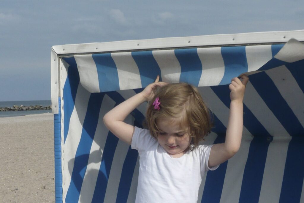 Mädchen im Strandkorb