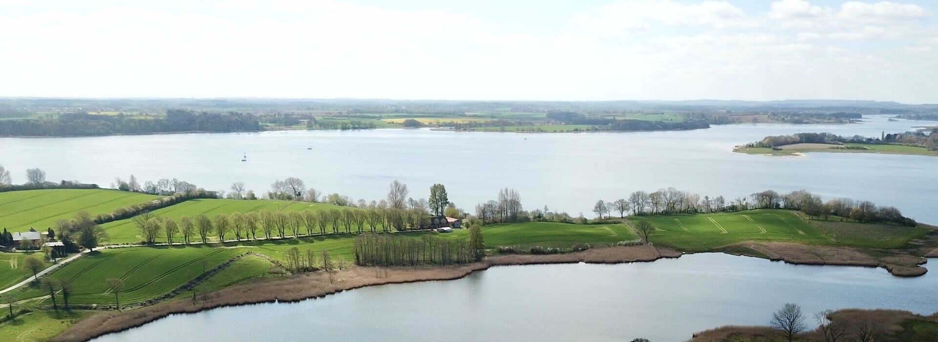 Drohnenaufnahme über Gunneby mit Blick auf die Schlei